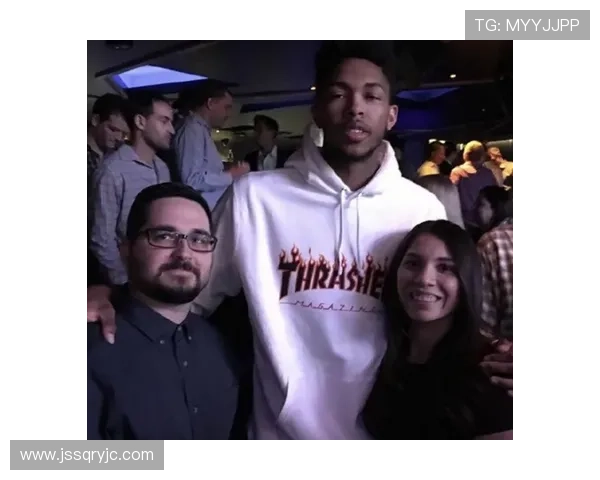 湖人亲子活动热情洋溢 詹姆斯与女球迷亲密互动握手合影留念